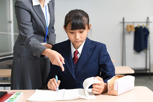 春期講習、塾と家庭教師の違いとは?どっちを選べばいいのか、向き不向きも解説!