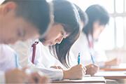 高校受験の際に気になるのが「内申点」。内申書（調査書）に記載される数値で、主に教科の成績を点数化したものです。内申点の出し方は都道府県によって異なりますが、各教科について５段階の「評定」をもとに算出されることが多いようです。